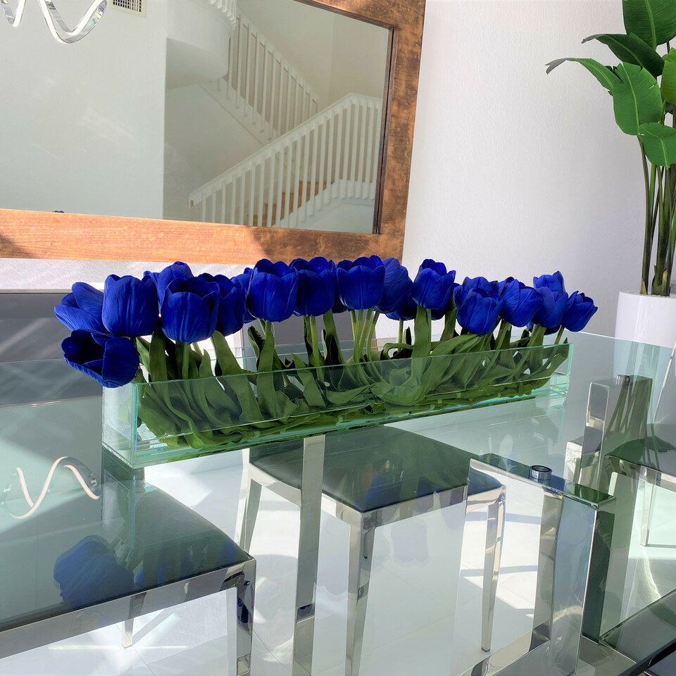 Moderne Glasvase mit blauen Tulpen