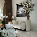 Weißer Magnolienbaum im glänzenden St. Tropez Beige Topf