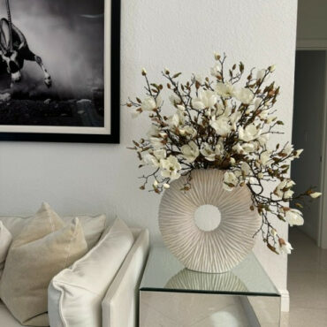 Große Ewigkeitsvase mit Magnolie und Treibholz