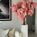 Matte weiße St. Tropez-Vase mit personalisierten rosa Kirschblüten