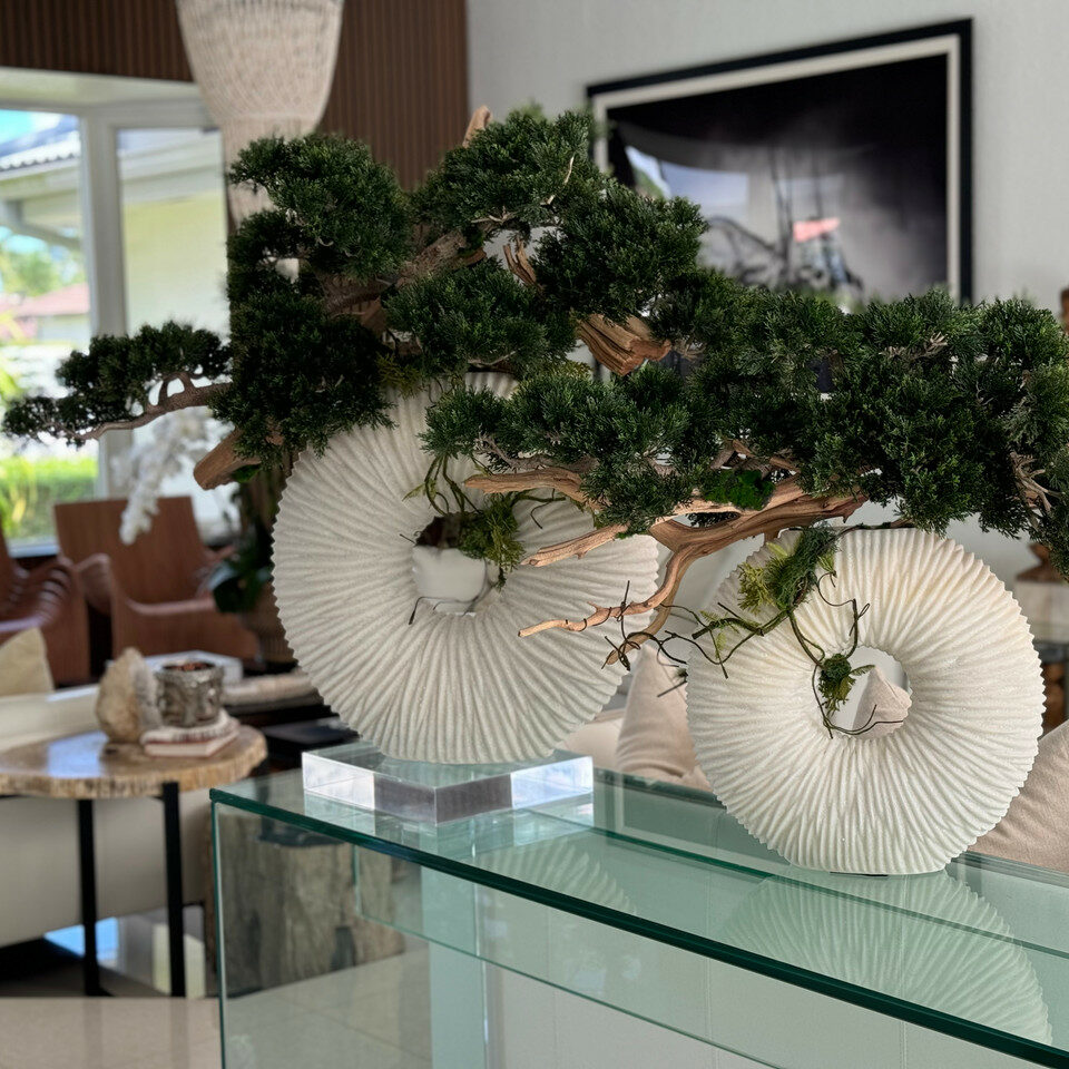 Große Ewigkeitsvase mit hängendem Mini-Bonsai und Treibholz