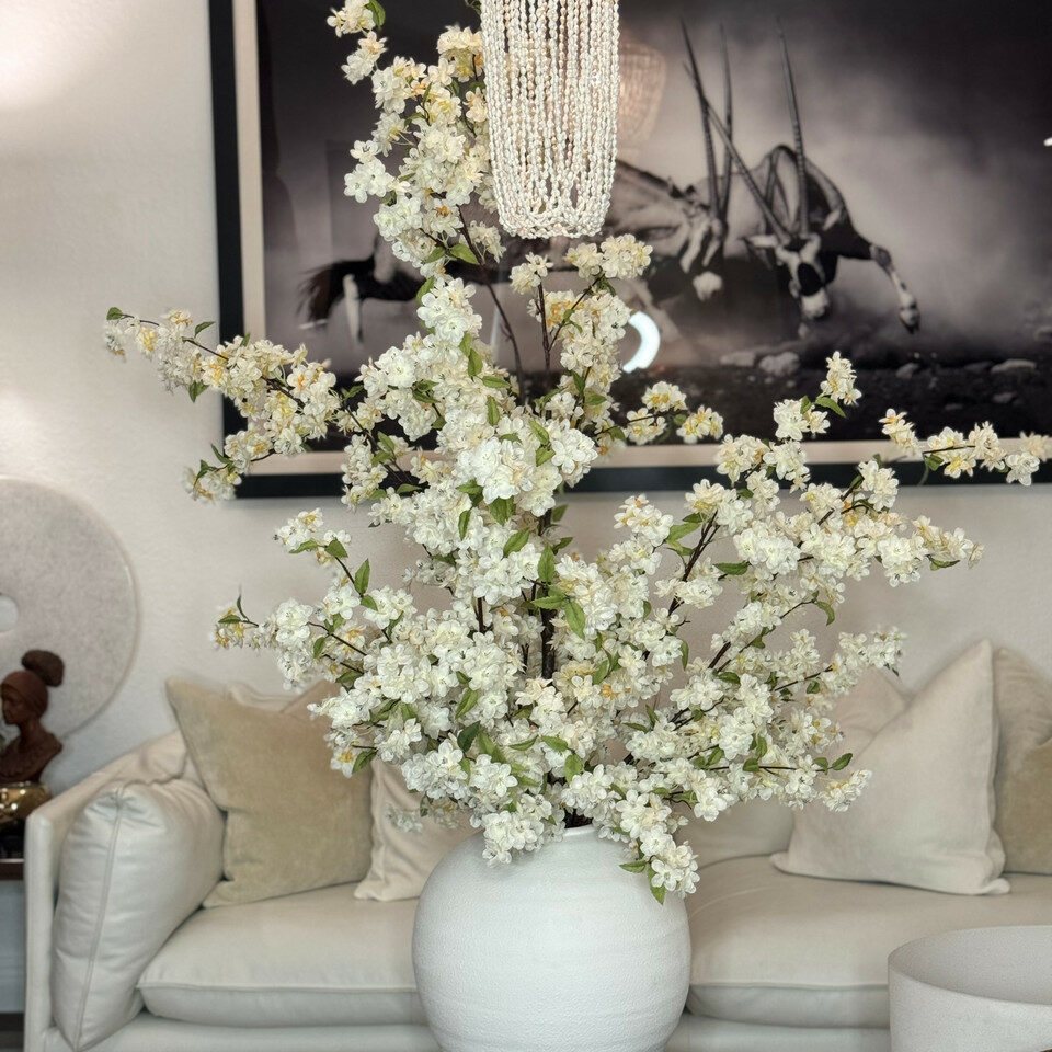 Konos Vase mit Kirschblüten