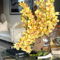 Gelbe Cymbidium-Orchideen in Mondvase