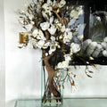 Weiße Magnolienvase in einem 50 cm hohen modernen Zuhause